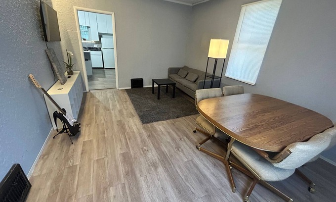 Canton Maison | Cozy 2-bedroom house in Canton, Illinois with WiFi, AC. Book now