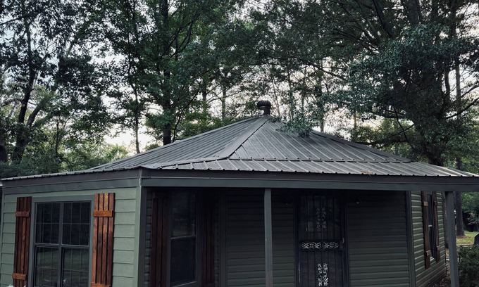 Pope Maison | Cozy 2-bedroom house on Enid Lake, just steps from Wallace Creek Campgrounds