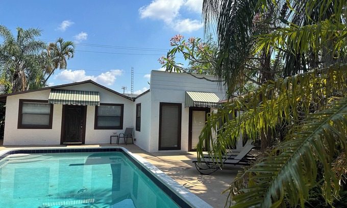 North Central Hollywood Maison | Cozy 2 bedroom house w Pool & Tropical garden.