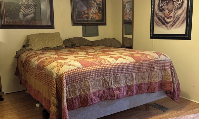 Lexington Maison | Cozy 2-bedroom mobile home in charming Lexington with AC, WiFi. Attractions!!