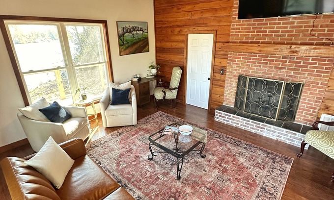 Columbus Cabine | Cozy 2-Bedroom River Front Cabin in Columbus, MS