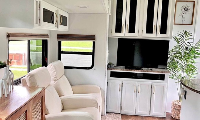 East County Civic Group Maison | Cozy 2-bedroom RV in excellent Valrico/Tampa with WiFi, AC, Heat, Hot water