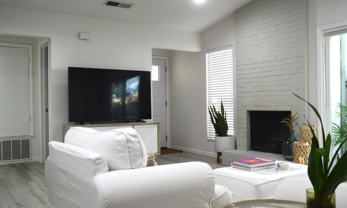 Wyldwood Maison | Cozy 2-bedroom Townhome with Fenced Back Yard, in Welcoming Austin