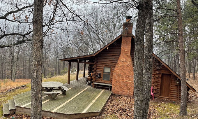 Ridgeway Cabine | Cozy 2-bedroom log cabin in the mountains near Berkeley Springs with AC, WiFi
