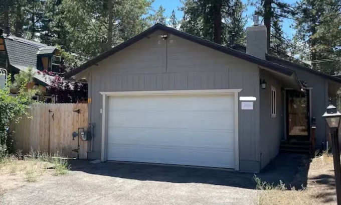 Al Tahoe Maison | Cozy 2-bedroom house in South Lake Tahoe, walking distance to the lake.