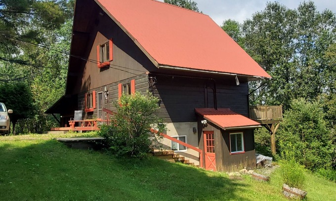 Mont-Tremblant Appartement | Cozy 2 bedroom with fireplace and small swimmable lake 15 min from Mt Tremblant