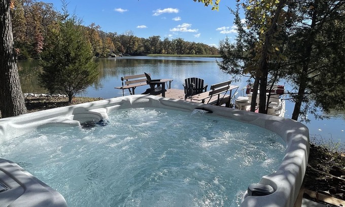 Innsbrook Chalet De Ski | Cozy 2 bedroom waterfront chalet with private beach, hot tub at Innsbrook Resort