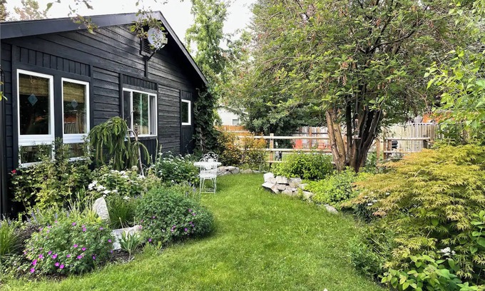 Hailey Maison | Cozy 2 br/2ba bungalow with beautiful garden close to Sun Valley!