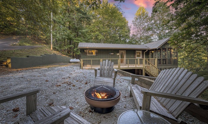Walnut Mountain Cabine | Cozy 2 BR + Fire Pit + Foosball and Pet Friendly