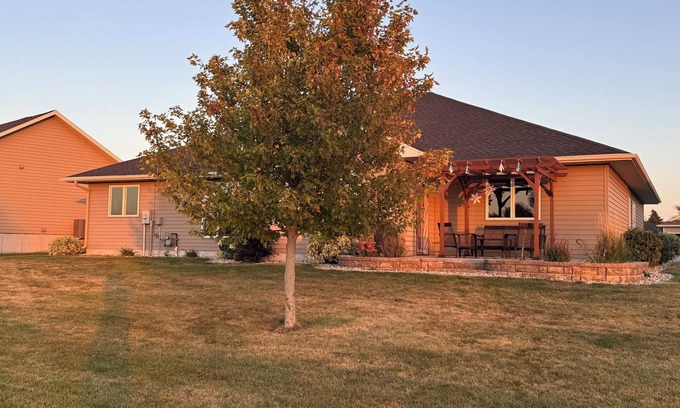Watertown Maison | Cozy 2 br Home - Fireplace, Man Cave, Office, & Heated Garage Spaces