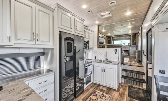 Pine Grove Maison | Cozy 2-Guest RV on Nature Farm