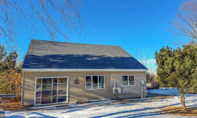Wabasha Cabine | Cozy 2 story cabin with 1 bedroom on the bluffs above Wabasha