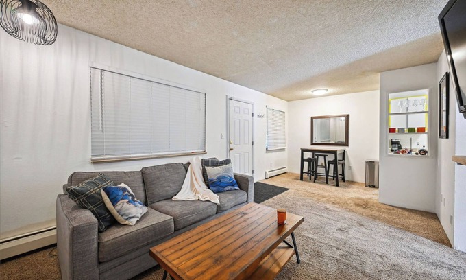 Southeast Appartement | Cozy 2BR/1BA Apt - Close to Denver University!