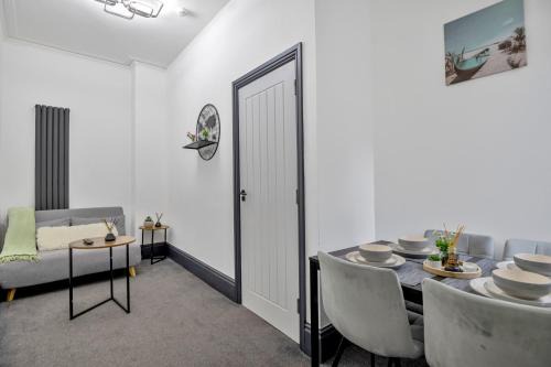 Moseley Appartement | Cozy 2BR Apartment - Free Parking - Equipped Kitchen