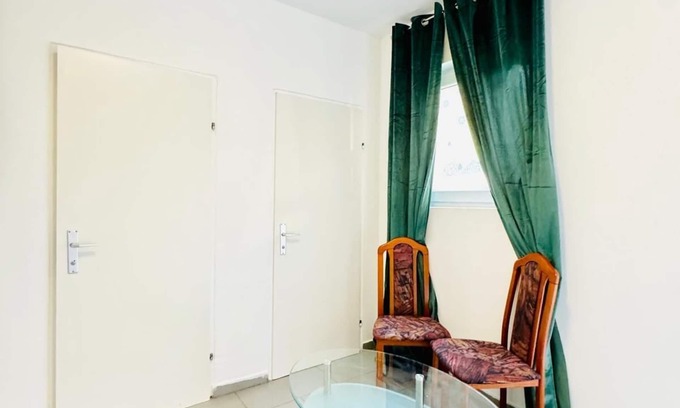 Liesing Appartement | Cozy 2BR Apt Sleeps 6 Direct City Access