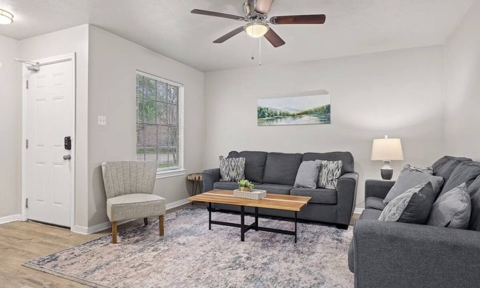 University Park Appartement | Cozy 2BR Comfort Near Texas A&M EV-Friendly