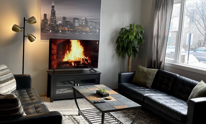 Lower West Side Appartement | Cozy 2BR haus inn Pilsen with patio and fire pit 🔥
