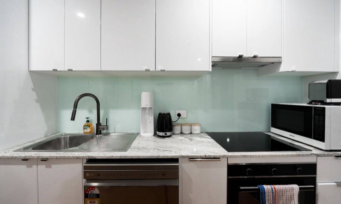Lota Maison | Cozy 2BR Home&Outdoor Deck, Walk to the Beach M10