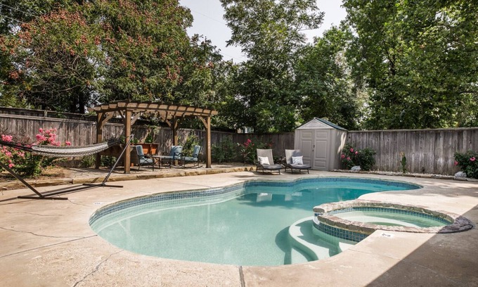 Central Oklahoma City Maison | Cozy 3 bdrm w/pool & hot tub!!