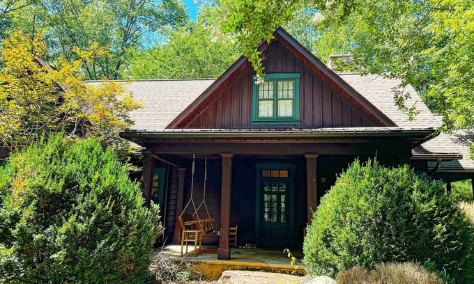 Clifftops Maison | Cozy 3 bed - 2.5 bath meticulously appointed in the woods of Clifftops