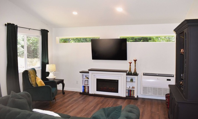 McKenzie Bridge Maison | Cozy 3-Bed, 2-Bath McKenzie Bridge Home with AC & EV Charger