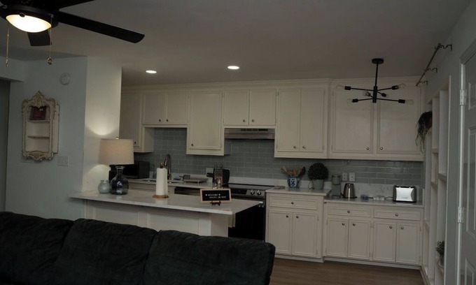 Neartown Appartement | Cozy 3-bedroom 2 bathroom Apartment in Houston. Pool & Modern Comforts