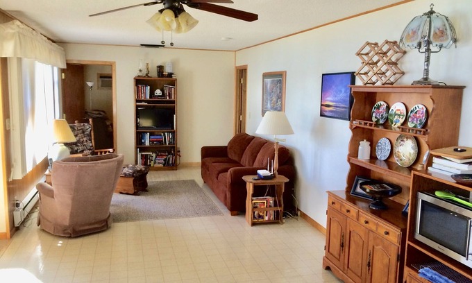 Blackduck Maison | Cozy 3-bedroom/3 Bathroom secluded house on the shore of Moose Lake
