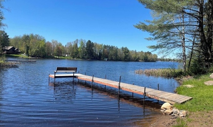 Phillips Cabine | Cozy 3-bedroom cabin in Phillips on Soo Lake w/ WiFi, kayaks, fire pit & grill
