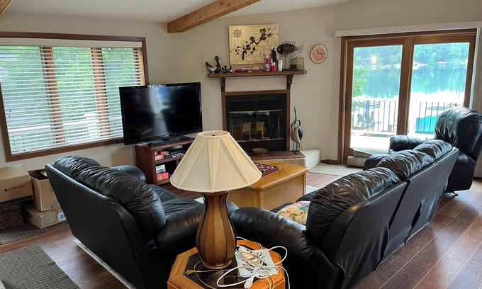 Waupaca Cabine | Cozy 3-bedroom cabin in adorable Waupaca with amazing.