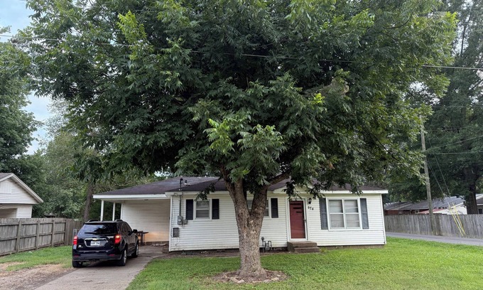 Piggott Maison | Cozy 3-Bedroom Cottage with Carport & Shaded Yard. Nestled under a big tree.