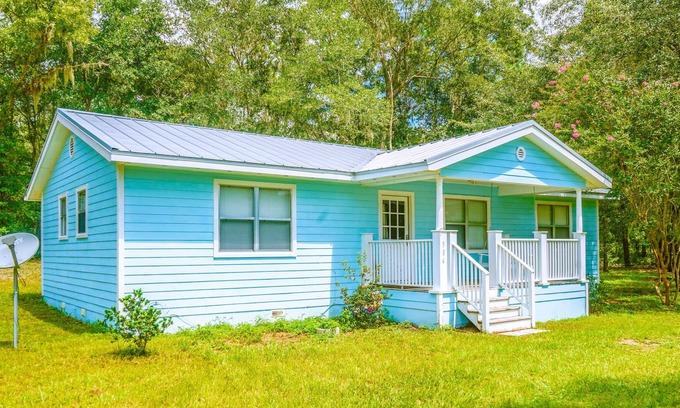Florahome Maison | Cozy 3 Bedroom Florida Style Cabin & Property at George’s Lake