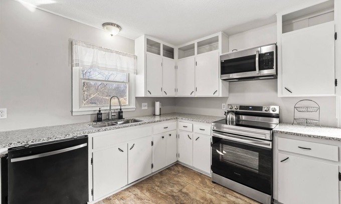 Baldwin City Maison | Cozy 3 bedroom in Baldwin City, close to Baker, great for families & friends!