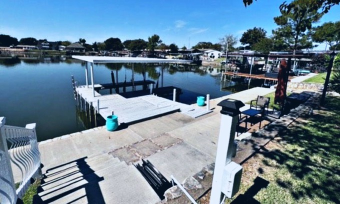 Granbury Maison | Cozy 3 Bedroom Lake House with boat dock/patio on deep water.