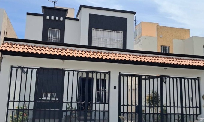 El Pueblito Maison | Cozy 3-bedroom Roxbury House with WiFi, AC Pet friendly.
