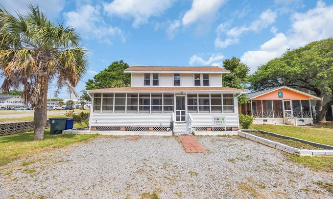 Crescent Beach Maison | Cozy 3BD House - Walk to Beach - Pet Friendly