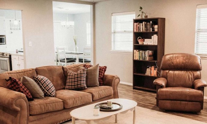 Enid Maison | Cozy 3BR/2BA w/ spacious living room +2car garage!