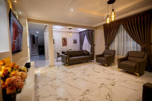 Kwabenyan Appartement | Cozy 3BR 3BA Gated Estate Home in Accra -CozyOak Stay