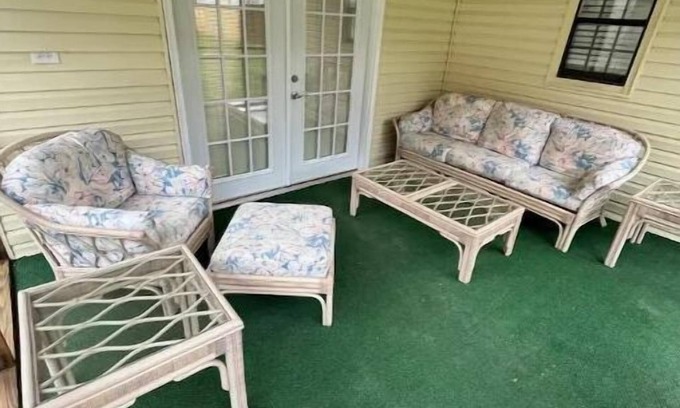 Stollings Maison | Cozy 3BR home close to trails.