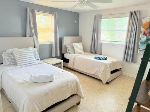 Westside Maison | Cozy 3BR Home Downtown with Backyard Wi-Fi Parking