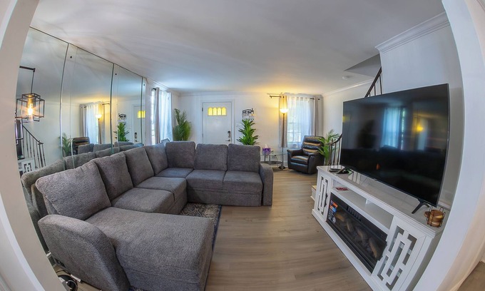 Sharon Hill Maison | Cozy 3BR Home Retreat – PHL Stay w/Parking, near Airport, WiFi & AC