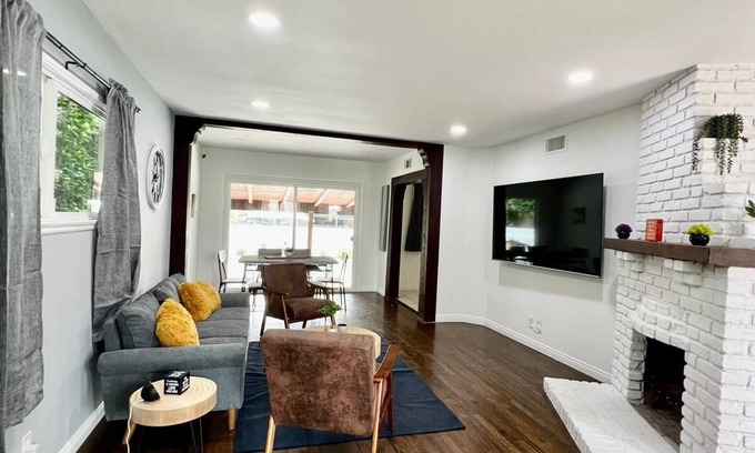 Lake Balboa Maison | Cozy 3BR Home W/ Pool, Yard, Garage, & 80'' TV!