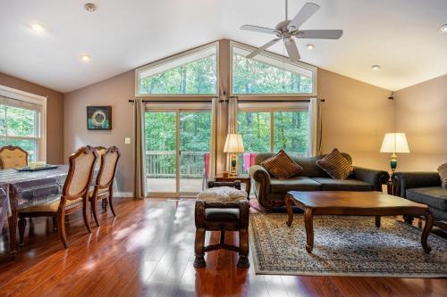 Livingston Maison | Cozy 3Br Lake Retreat with Backyard & Fire Pit