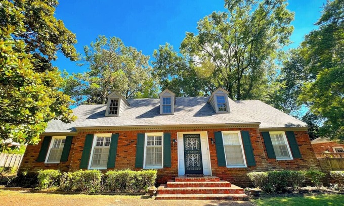 East Memphis Maison | Cozy 3BR Memphis Stay, Pet Friendly BBQ & Games