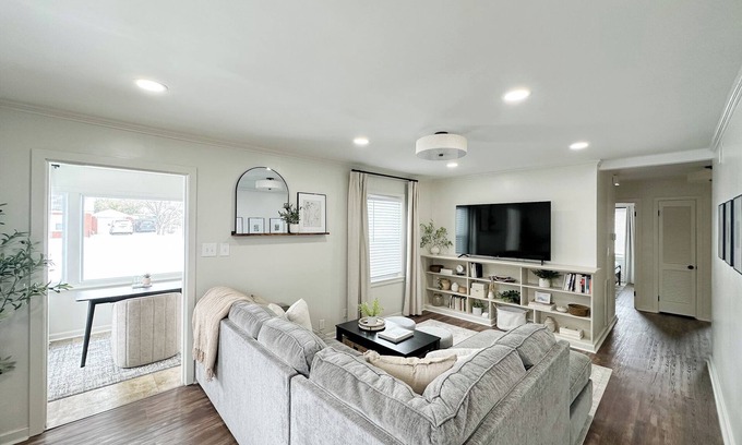 Evansville Maison | Cozy 3BR Spacious home w/Patio -Sleeps8