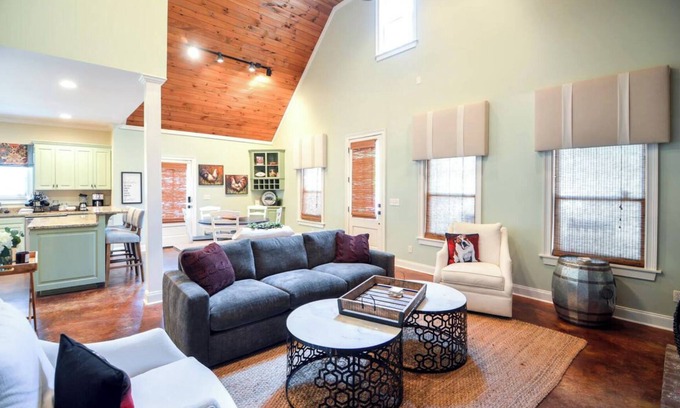 Starkville Maison | Cozy, 3Min Walk To Downtown, Firepit, King, SmartTv, 4Beds