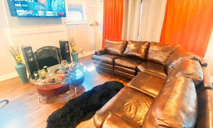 Roseland Maison | Cozy 4/5BR haven near 95th station. Ideal for friends, family, biz & more!