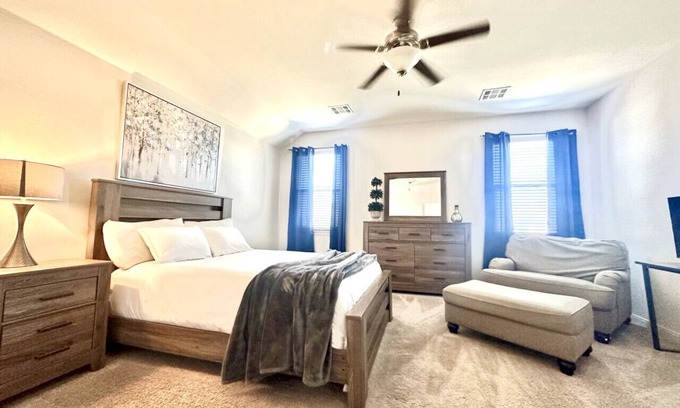 Mustang Maison | Cozy-4 BDRM near Airport FAA Outlet Malls