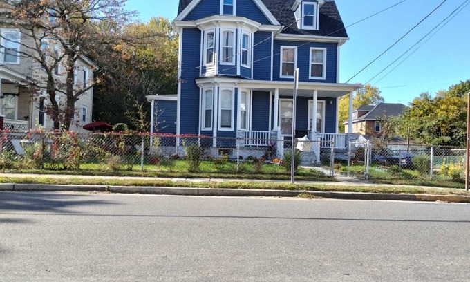 Penns Grove Maison | Cozy 4 bedroom house 25 minutes from PHL Airport come stay with us.