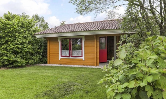 Gramsbergen Maison | Cozy 4-person bungalow with veranda and central location at park ’t Hooge Holt, near the pool, playground and charming Gramsbergen.