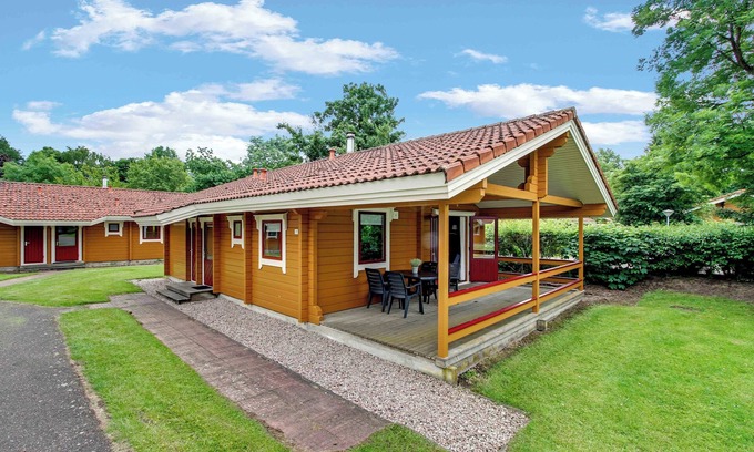 Municipality of Hardenberg Maison | Cozy 4-person bungalow with dishwasher, washing machine and veranda at park ’t Hooge Holt, near Gramsbergen and the Vechtdal nature area.